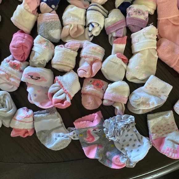 Bundle of baby socks and mittens - Picture 3 of 4